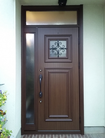 木製玄関ドアを木目調のドアリモでリフォーム